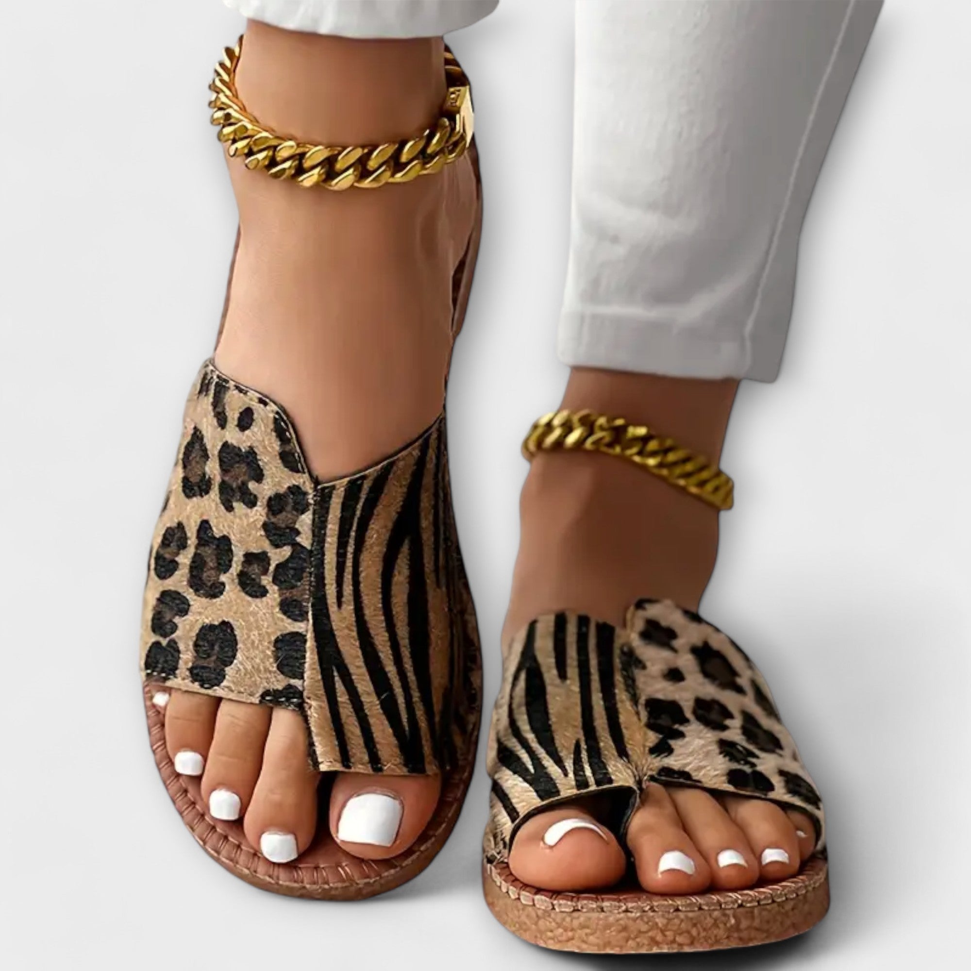 Stilvolle zweifarbige Slides mit Leopardenmuster